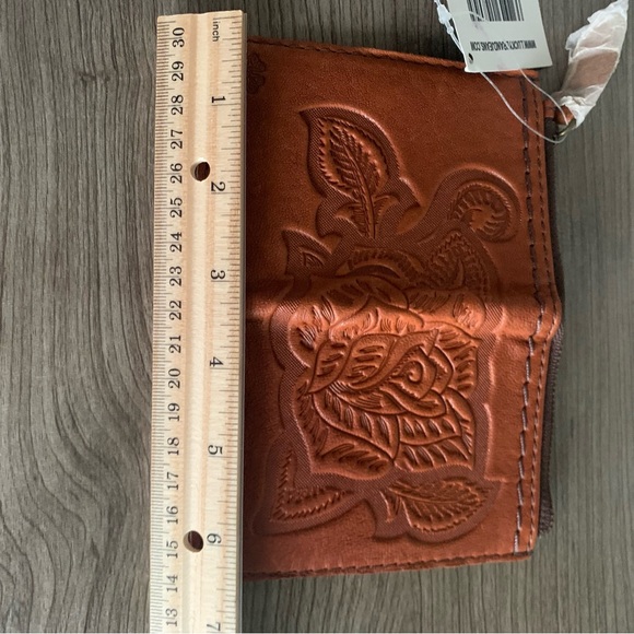 Lucky Brand Jeans Embossed Leather Zip ID Wallet Blue & Red Floral Inside NWT - Picture 9 of 12